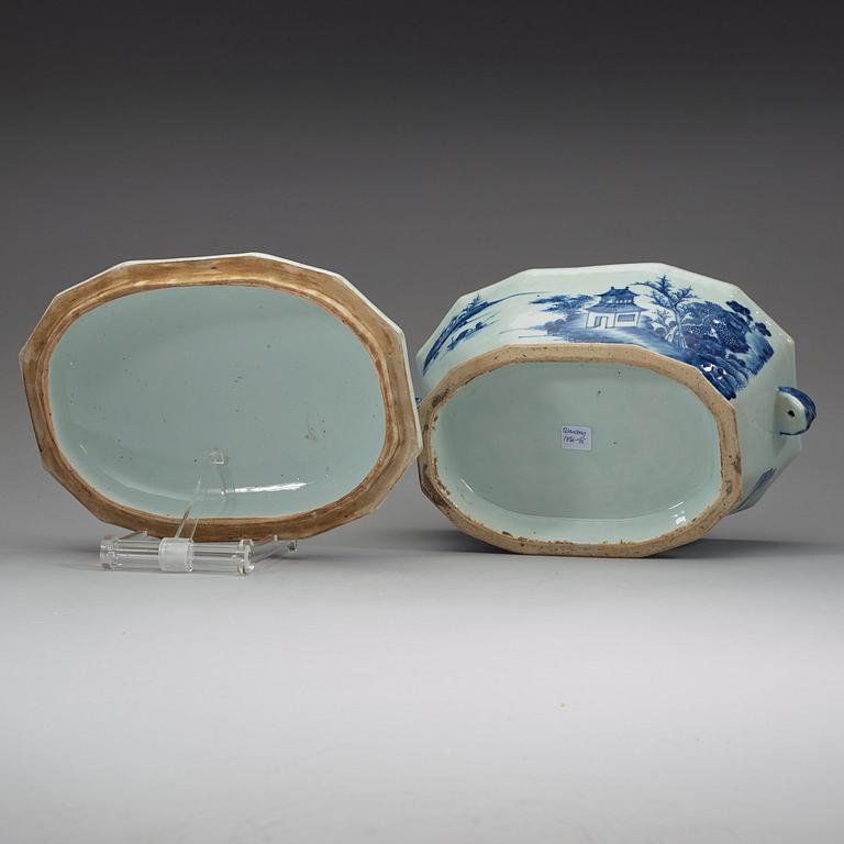 A blue and white tureen with cover, Qing dynasty, Qianlong (1736-95).