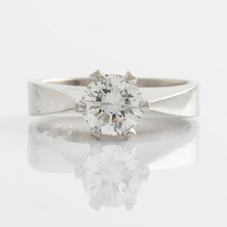 Ring solitär med briljantslipad diamant.