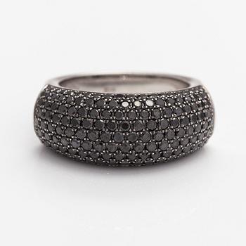 An 18K white gold ring with black diamonds ca. 1.70 ct in total.