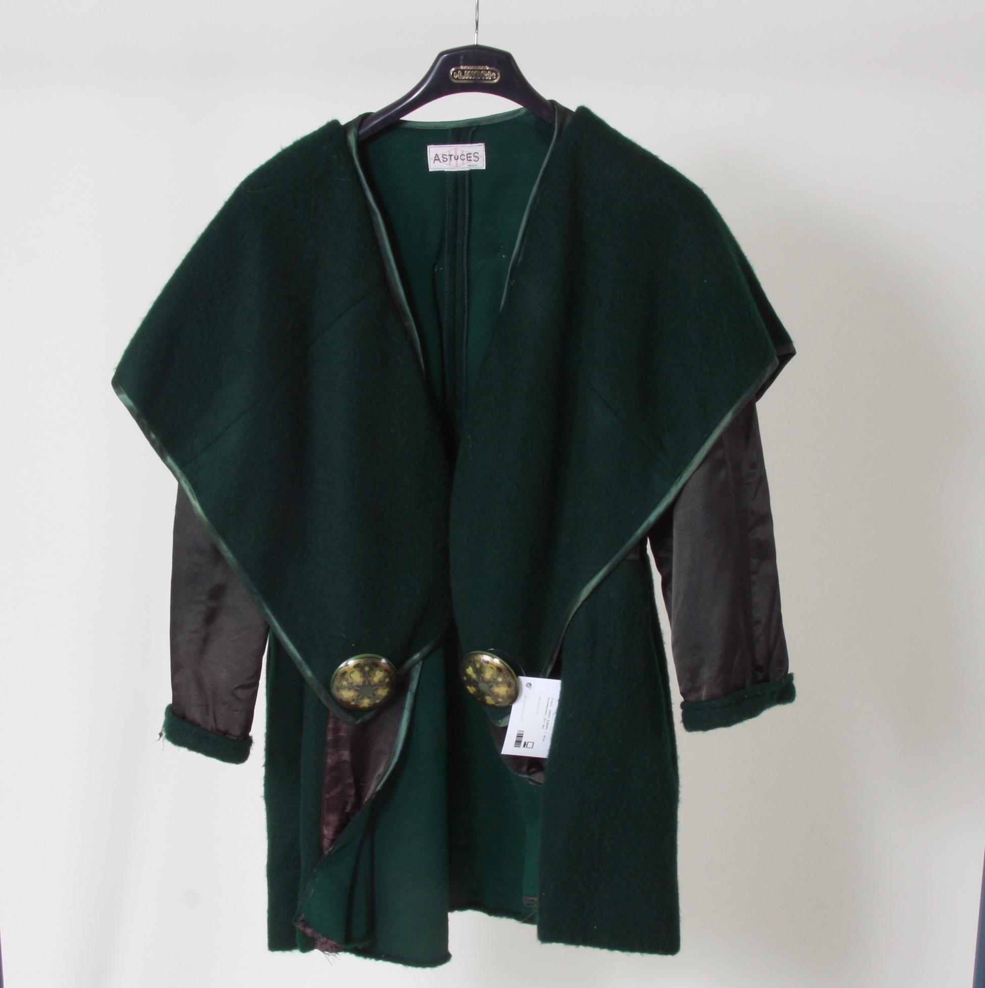 PARTI KLÄDER, 3 delar.
Proveniens: Git Gay.