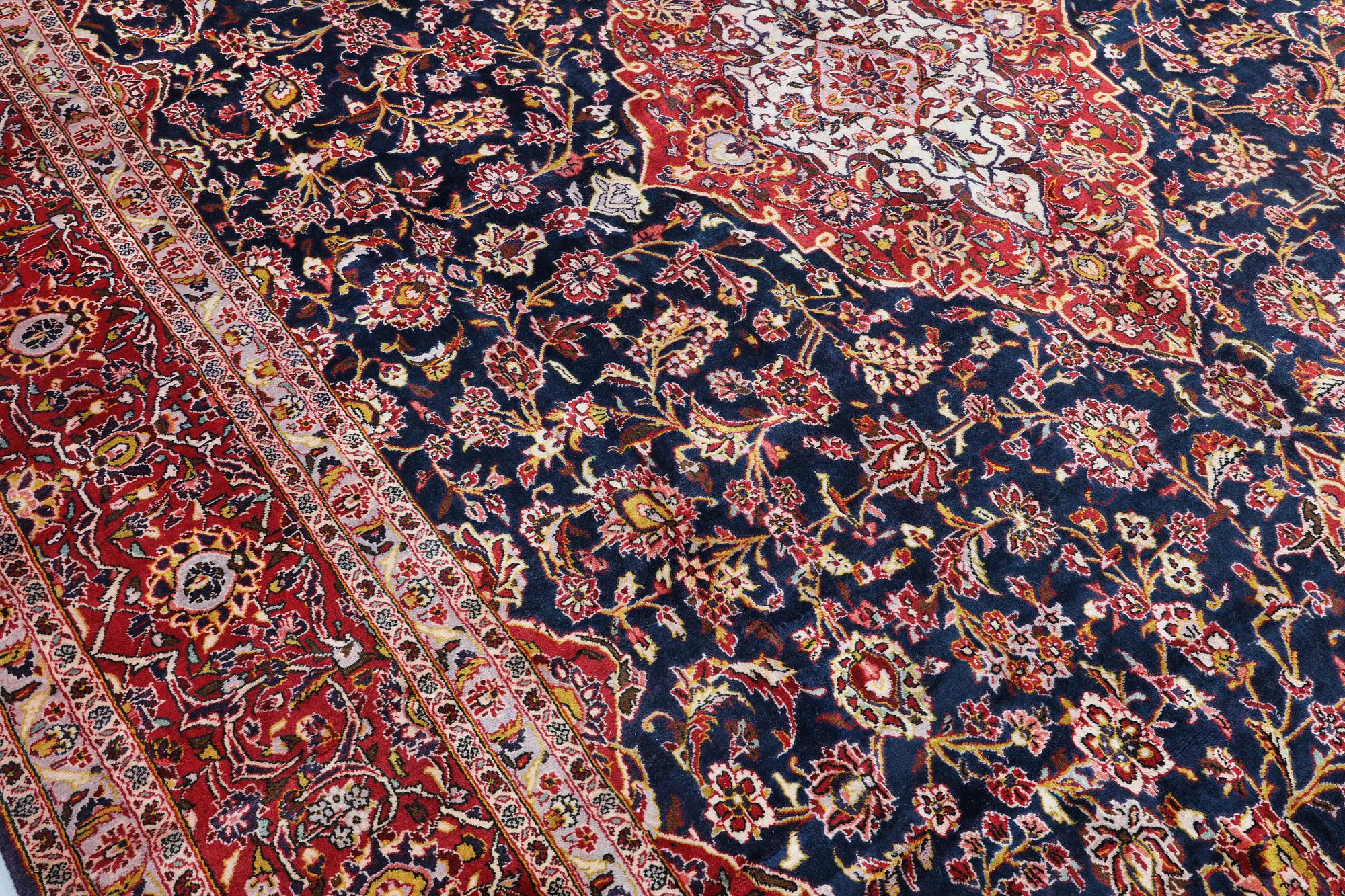 A Keshan carpet, approx. 475 x 304 cm.