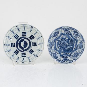 A group of four Chinese blue and white dishes, late Ming/early Qing dynasty, 17th and 18th century.