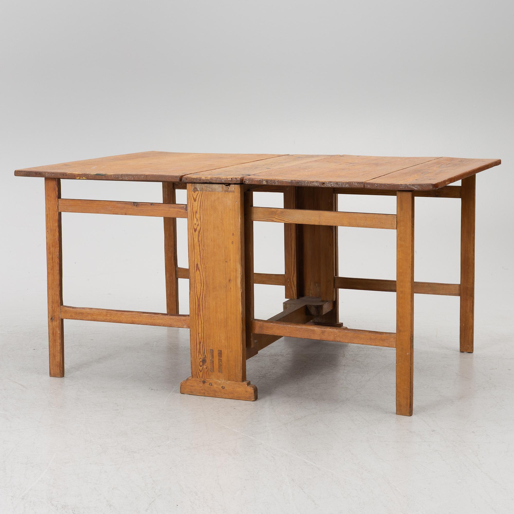 A gate leg table, 19th century.