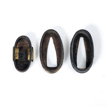 Fuchi och kashira i par, Meiji, mumei, samt en fuchi.
