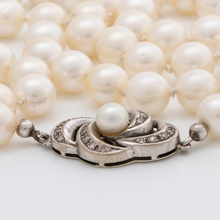 PERAL NECKLACE cultured pearls approx 8 mm, clasp 18K whitegold w 1 cultured pearl approx 5,5 mm and single-cut diamonds.