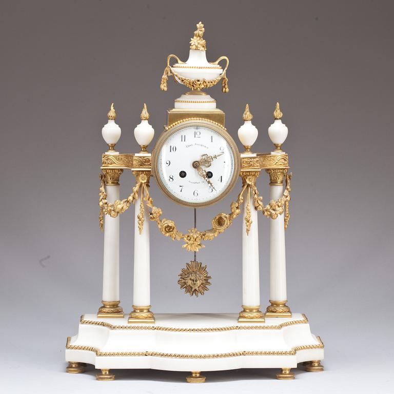BORDSPENDYL, gustaviansk stil, Carl Jaquet Frankfurt. 1800-talets slut.