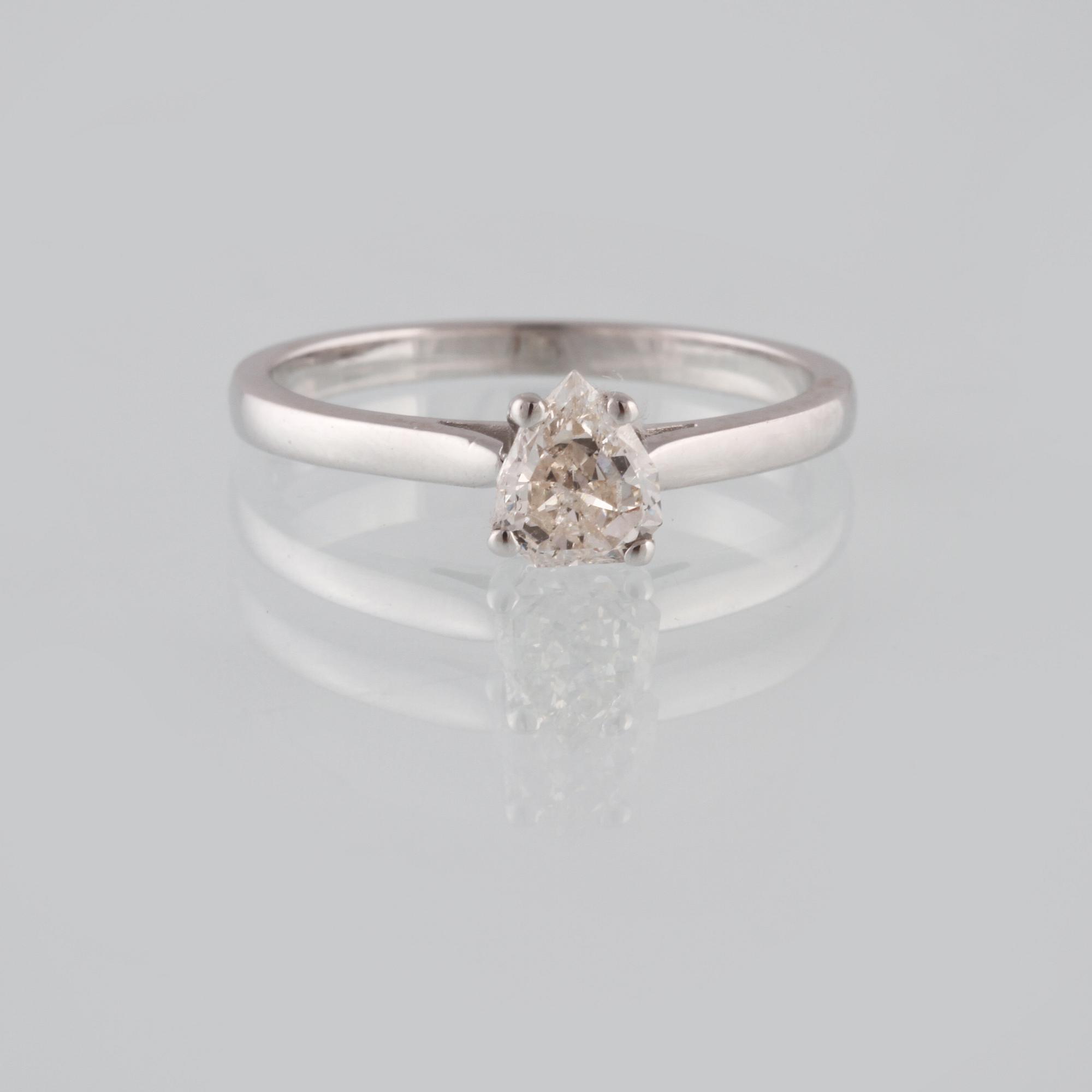 RING, 18K vitguld med droppslipad diamant ca 0.60 ct. Vikt 2,4 gram.