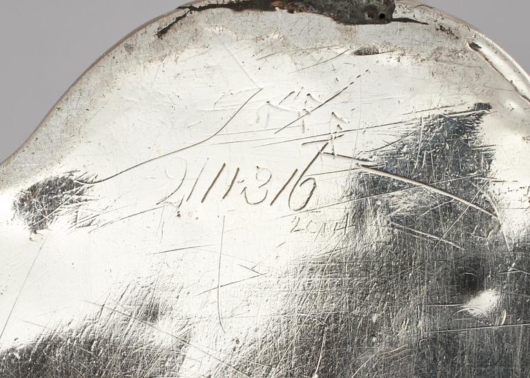 TEKANNA, silver, John Langlands & John Robertson, Newcastle, England, omkring år 1800. Vikt 380 g.