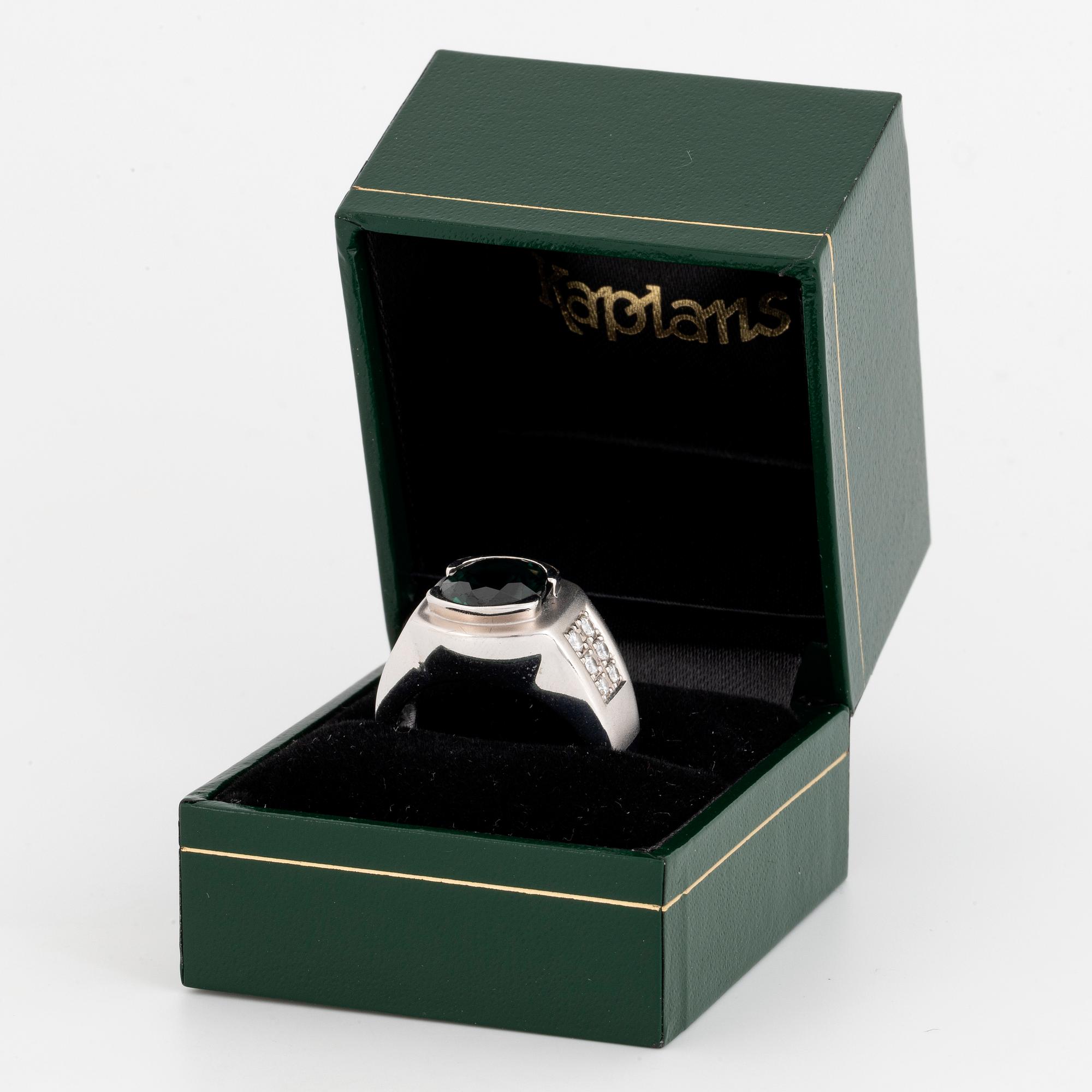 18K white gold and green sapphire och brilliant-cut diamond ring.