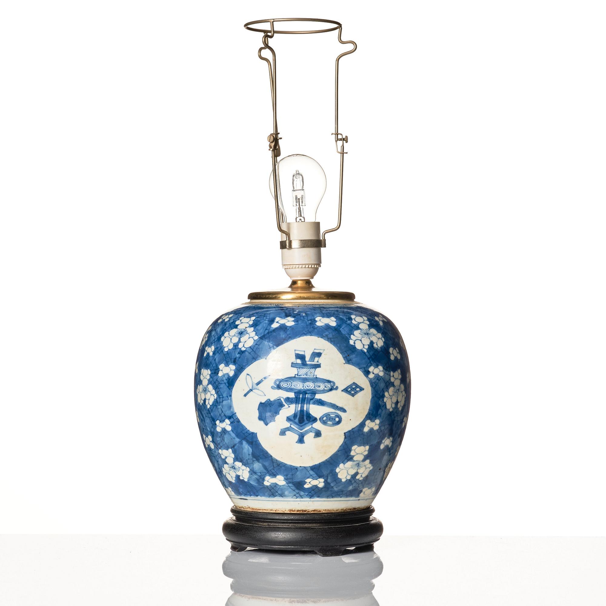 A blue and white jar mounted as a lamp, Qing dynasty, 18th Century.