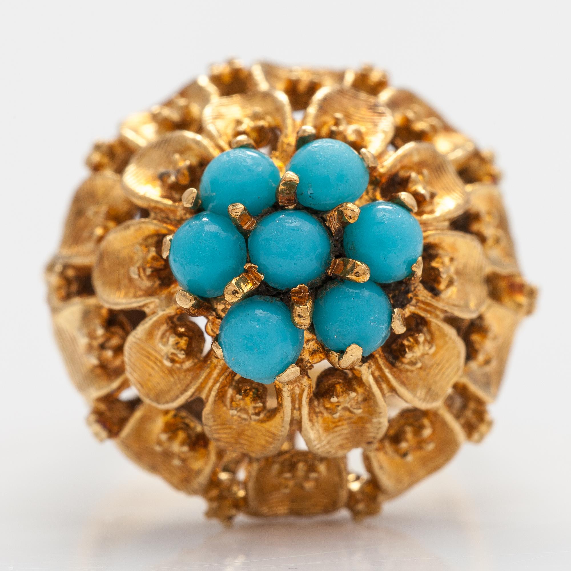 An 18K gold ring with glass stones.