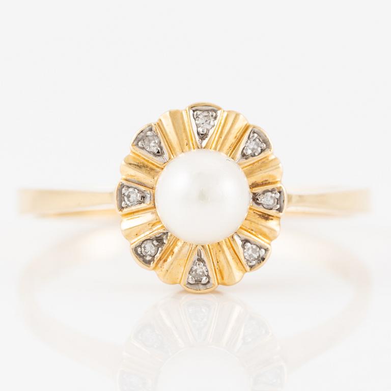 Ring, 18K gold with a pearl and small diamonds.