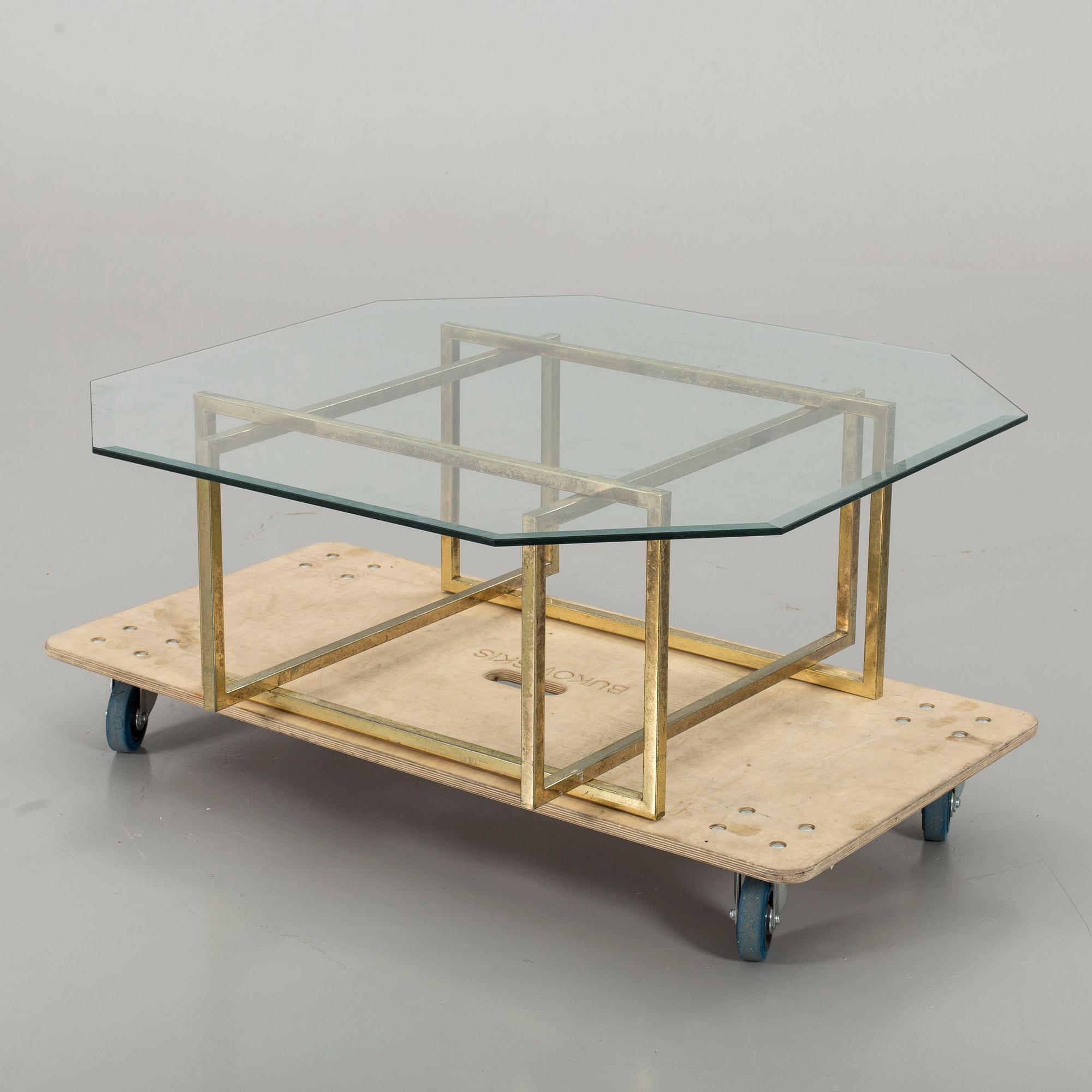 A GLASS TOP COFFEE TABLE.