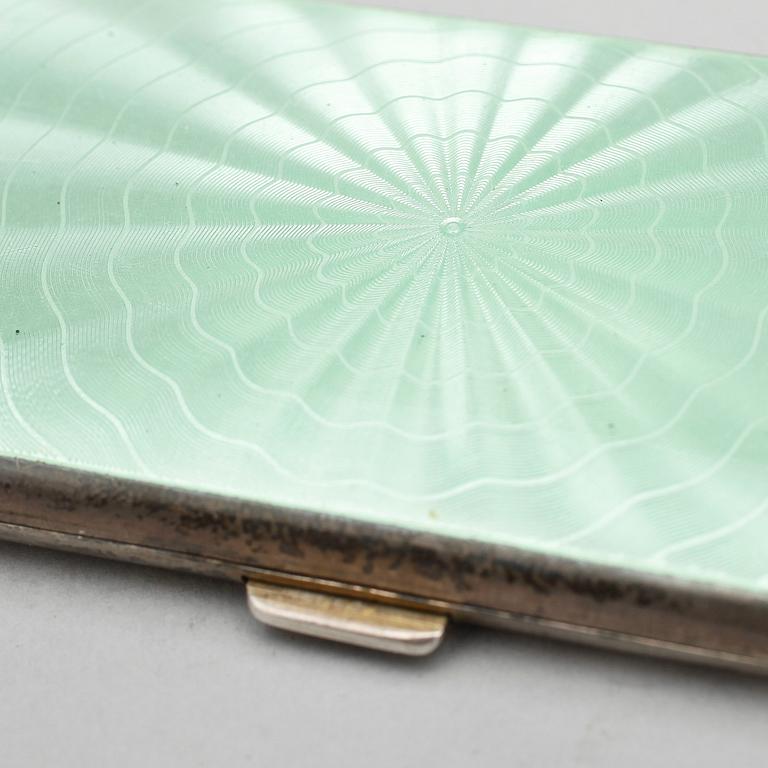 CIGARETTETUIER, 3 st, silver samt emalj Tyskland, 1900-tal. Totalvikt ca 288 gram.