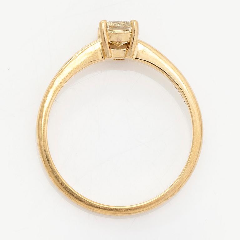 Ring in 18K gold, with a cushion-cut yellow diamond.