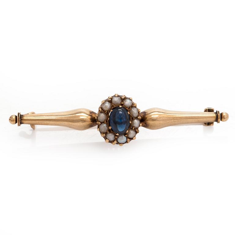 Brooch, cabochon cut sapphire, pearls, 14K (56) gold.