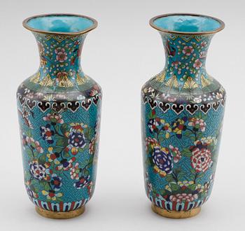 VASER, 1 par, cloisonné, Kina, 1900-talets första hälft.