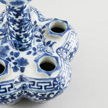 A blue and white chinese tulip vase, late Qing (1644-1912).