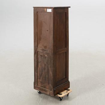 Jalusiskåp, 1900-talets första hälft.