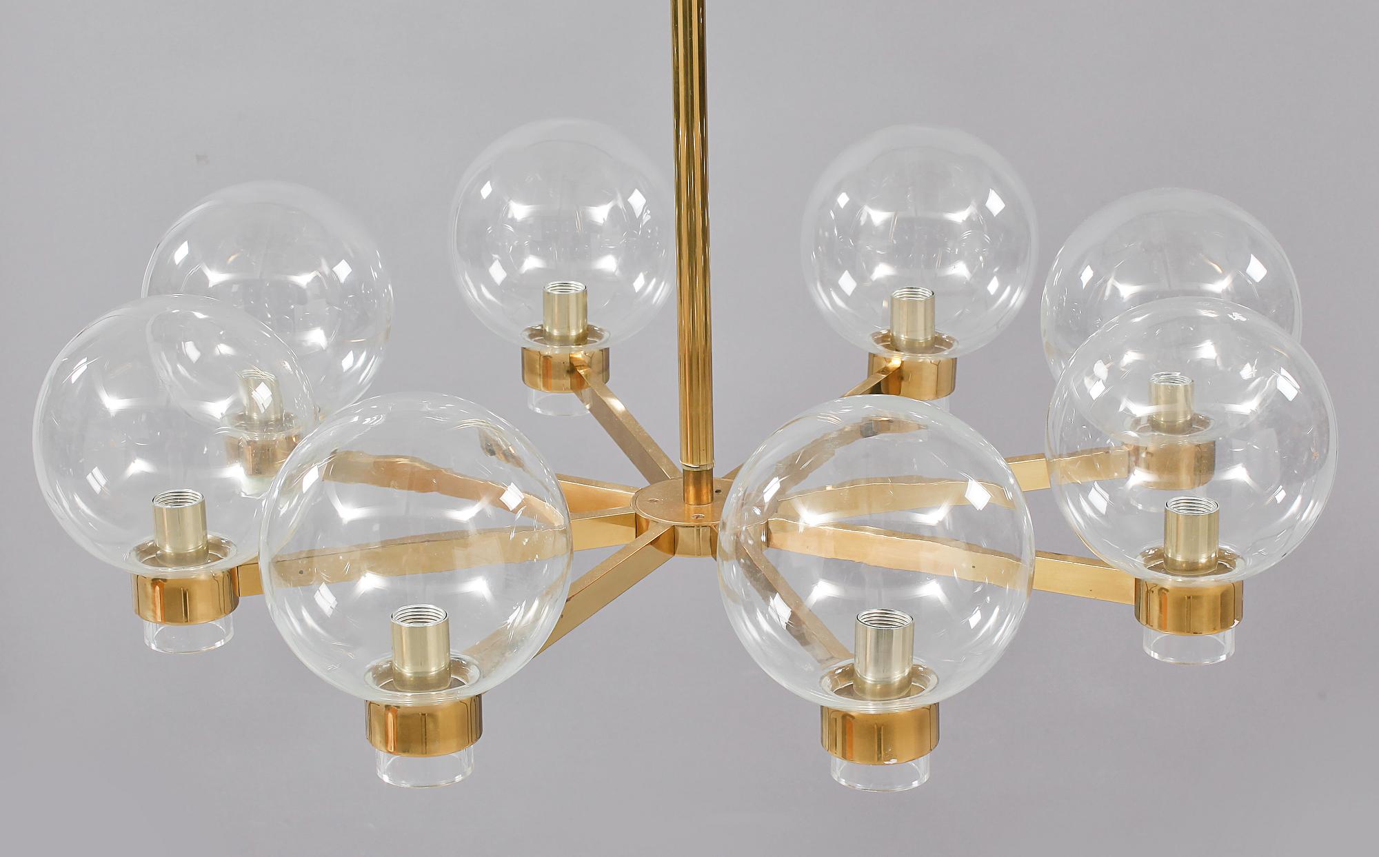 TAKLAMPA, 1900-talets andra hälft. Höjd 78 cm.