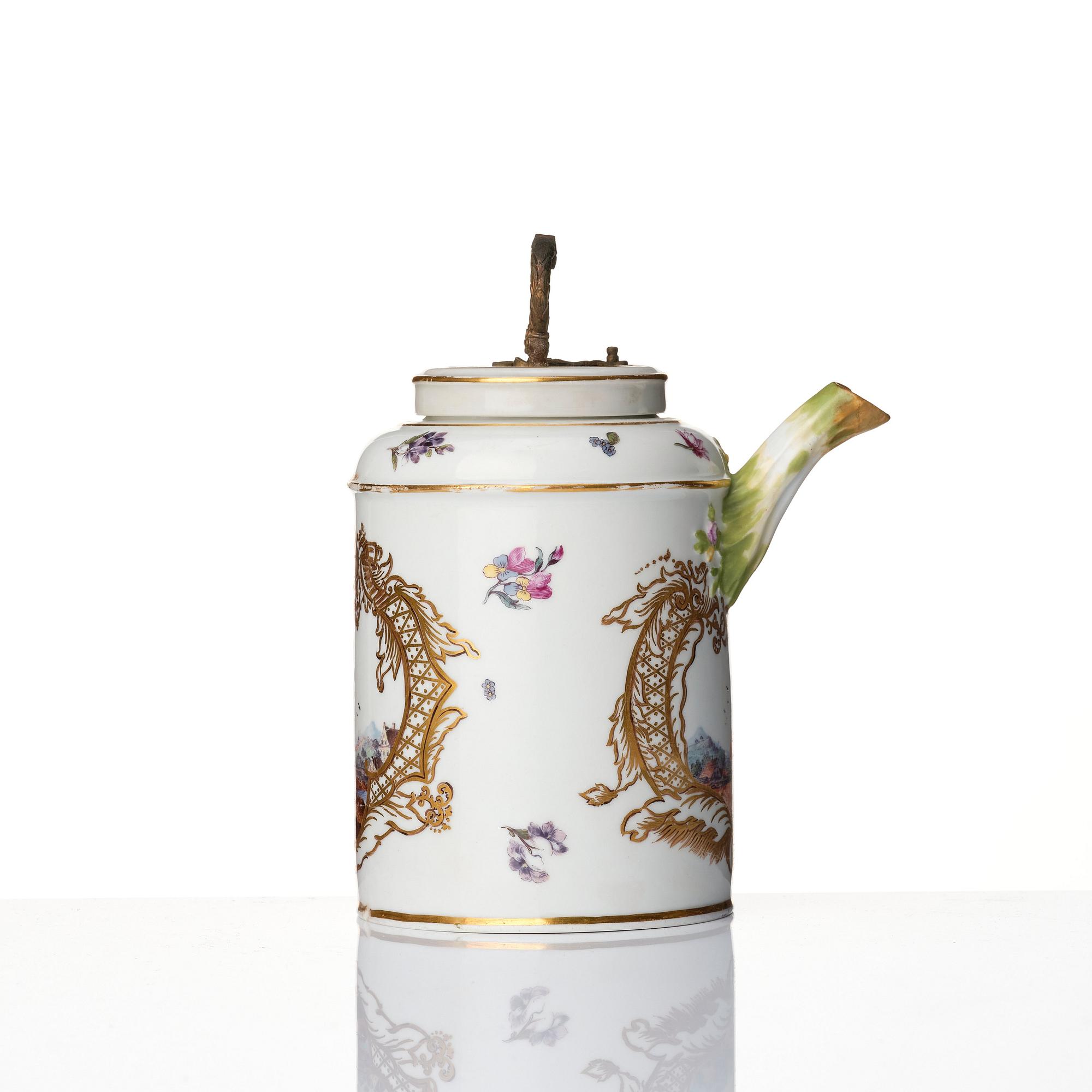 A Meissen Chocholat pot with cover, 18th Century.
