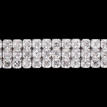 ARMBAND, tre sammansatta rader med assher-slipade diamanter, tot 60.70 ct, vardera diamant just under 0.50 ct /st.