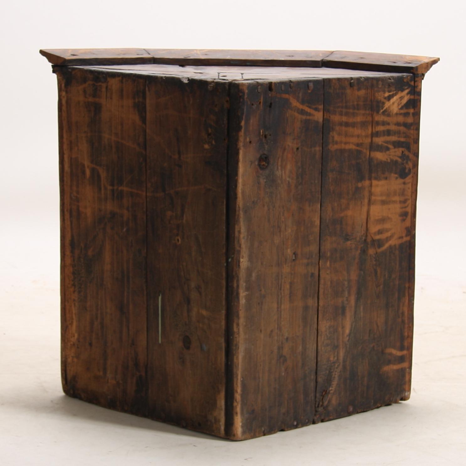 HÖRNSKÅP, allmoge, 1800-tal.