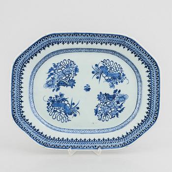 A pair of blue and white serving dishes, China, Qing dynasty, end of the 18th century.