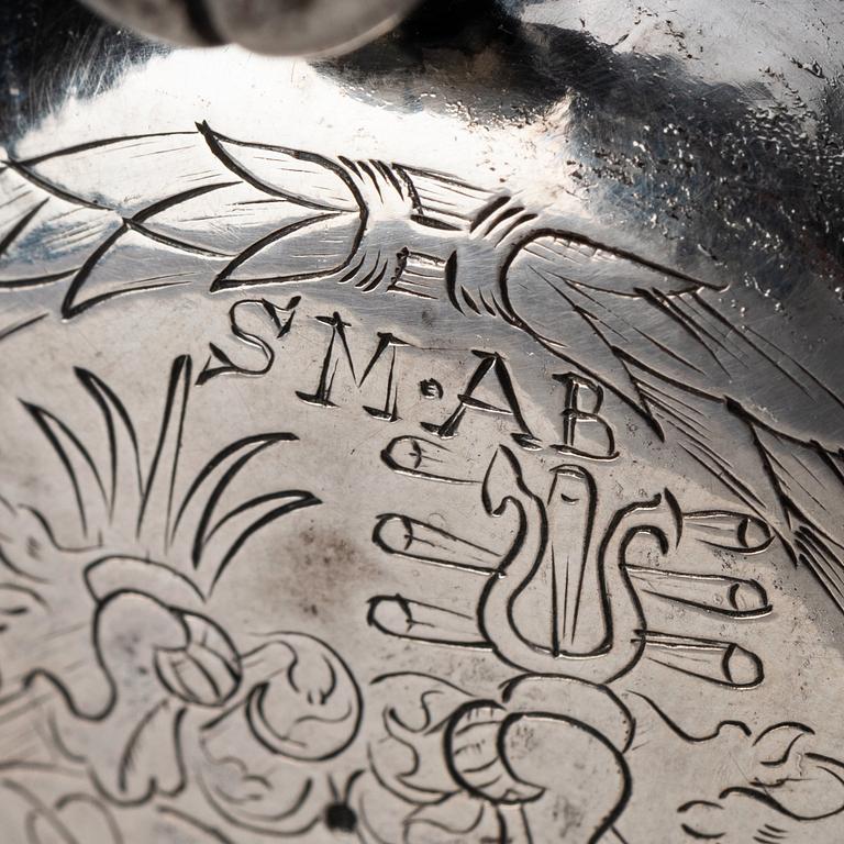 Mugg med lock, glas imiterande agat och lock av silver, ostämplad, Nordeuropa omkring 1600.