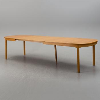 CARL MALMSTEN, matbord, "Ambassadör", Åfors Möbelfabrik, 1900-talets andra hälft. 3 iläggsskivor.
