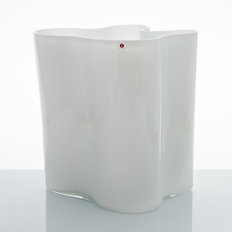 ALVAR AALTO, a '3031' vase special edition signed Alvar Aalto 13/1986.
