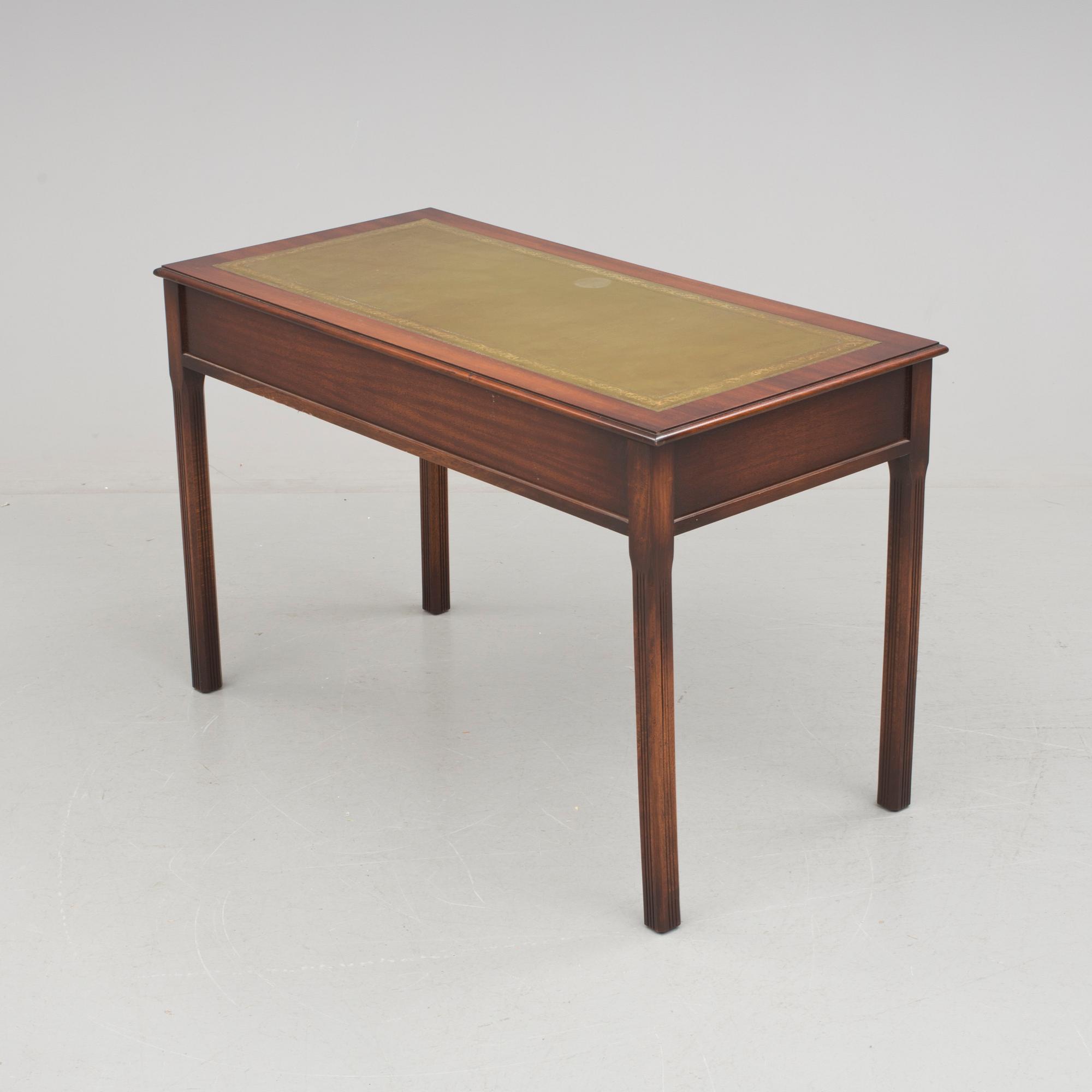 SKRIVBORD. Engelsk stil, 1900-talets andra hälft.