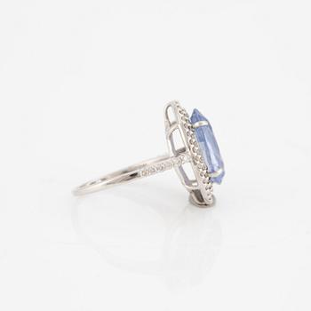 Ring, platinum with sapphire and brilliant-cut diamonds.