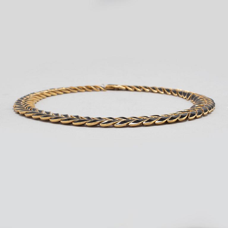 An Oscar de la Renta costume jewlery necklace.