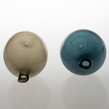TIMO SARPANEVA, Two "birdflasks" in glass, signed Timo Sarapaneva Iittala i401.