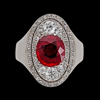 1059. RING, rund fasettslipad rubin, ca 2.50- 3 ct med gammal- och antikslipade diamanter, tot. ca 1.20 ct.