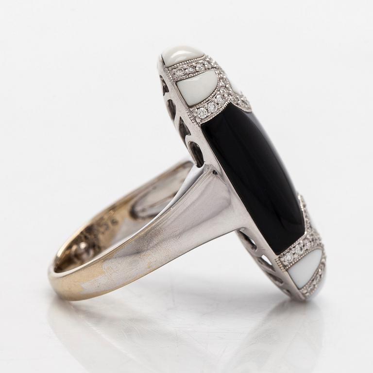 Sormus, musta ja valkoinen onyksi briljanttihiotut timantit.