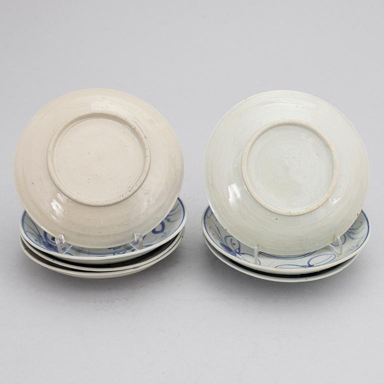 A set of seven Japanese blue and white porcelain dishes, Edo period (1603-1868).