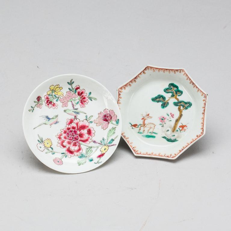 KOPPAR PÅ FAT, 2 st. Porslin, Kina, Qianlong(1736-1795).