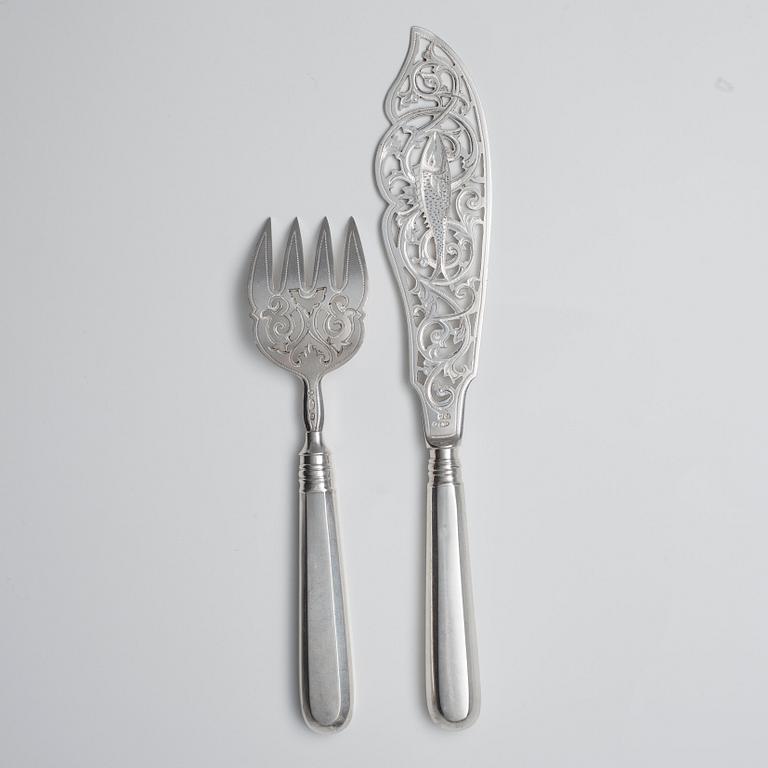 FISKBESTICK, 84 silver. Stämplade A.M och PJS. St. Petersburg 1908-17. Längd 20-27 cm. Vikt 179 g.