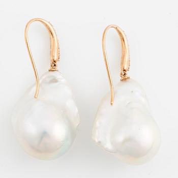 Örhängen 18K guld med odlade barocka sötvattenspärlor och briljantslipade diamanter.