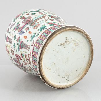 A Chinese famille rose porcelain urn with cover, late Qing dynasty / early 20th century.