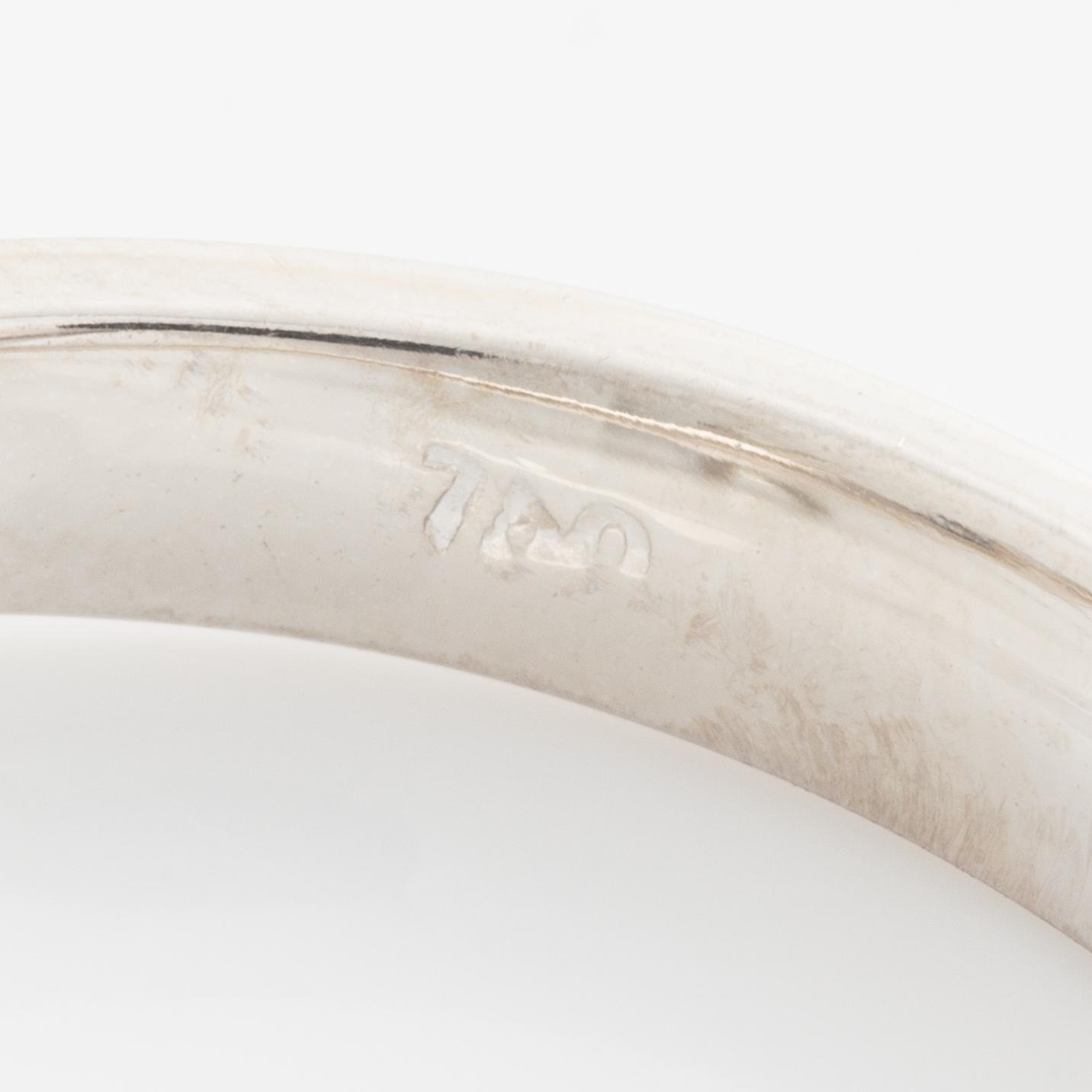 Ring med baguettslipad diamant.