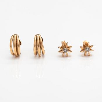 Elis Kauppi, Two pairs of 14K gold earrings, one with diamonds ca. 0.05 ct in total. Kupittaan kulta, Turku 1956, 1960s.