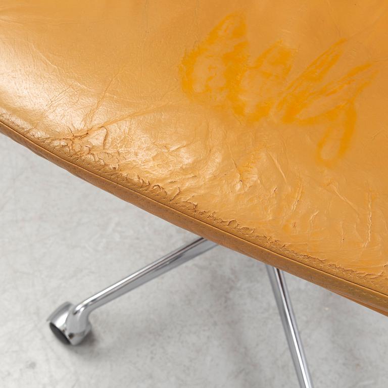 Charles & Ray Eames, desk chair, "EA217 Soft Pad Chair" Vitra.