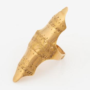 Ring 18K guld, som skydd vid sömnadsarbete. Carl Tengstedt, Göteborg 1828.