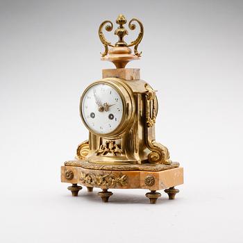 BORDSPENDYL, förgylld mässing och marmor, Frankrike, 1900-talets första hälft.