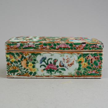 A CHINESE PORCELAIN BOX, Canton, 19th century.