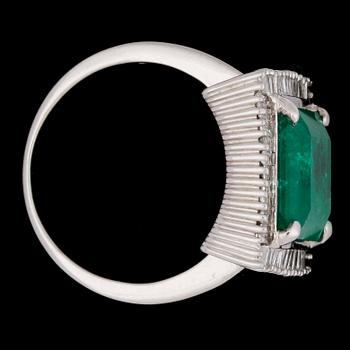 RING, trappslipad smaragd, ca 4.50 ct med baguetteslipade diamanter, tot. ca 1 ct.