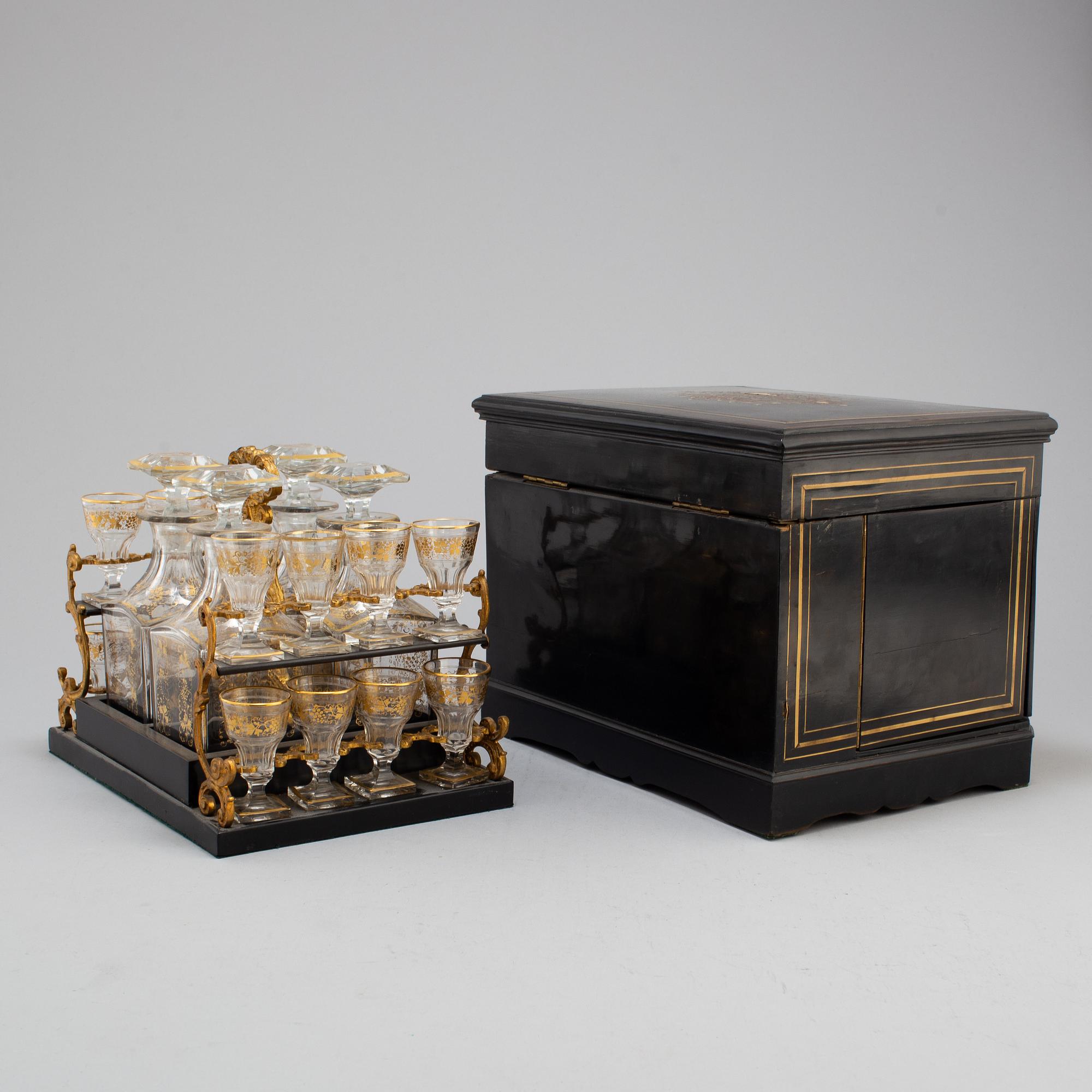 A liquor casket set, late 19th century.